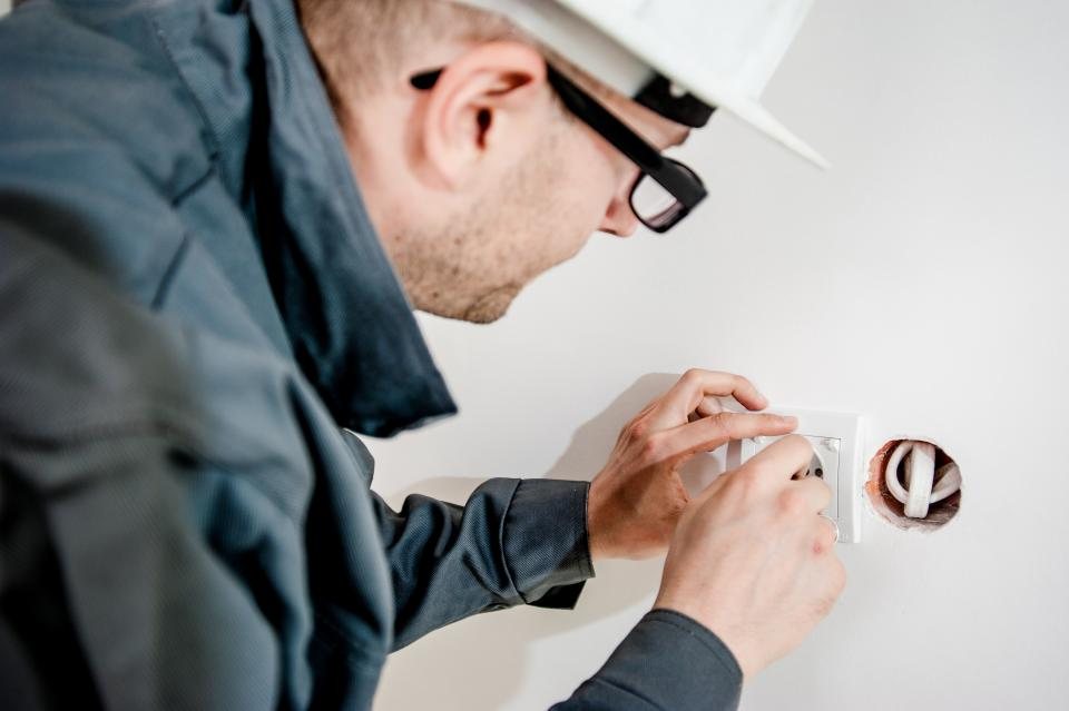 Electrician la lucru pentru o instalatie electrica rezidentiala moderna
